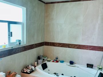 HERMOSA CASA EN VENTA CON GRAN JARDIN EN CALLE CERRADA