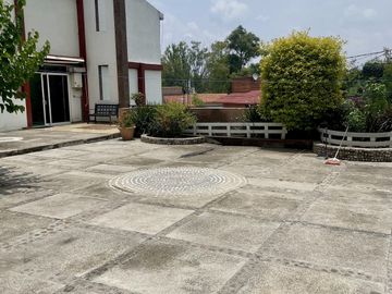 HERMOSA CASA EN VENTA CON GRAN JARDIN EN CALLE CERRADA
