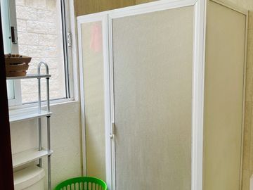 HERMOSA CASA EN VENTA CON GRAN JARDIN EN CALLE CERRADA