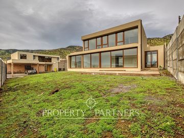 Casa nueva en Chamisero, a 10 min de Vitacura.