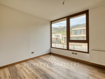 Casa nueva en Chamisero, a 10 min de Vitacura.