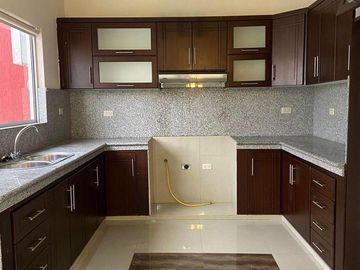 HERMOSA CASA ENVENTA EN URBANIZACION, SECTOR RICAURTE