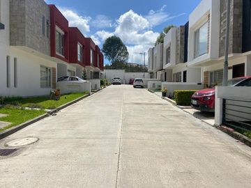 HERMOSA CASA ENVENTA EN URBANIZACION, SECTOR RICAURTE