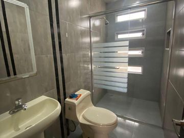 HERMOSA CASA ENVENTA EN URBANIZACION, SECTOR RICAURTE
