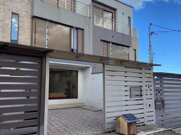 HERMOSA CASA EN VENTA, SECTOR MISICATA