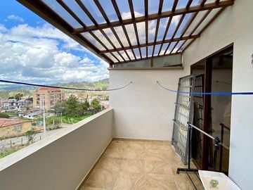 HERMOSA CASA EN VENTA, SECTOR MISICATA