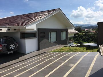 HERMOSA CASA EN VENTA, SECTOR CHALLUBAMBA