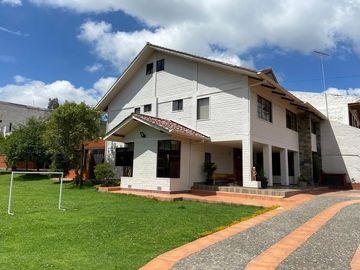 HERMOSA CASA EN VENTA, SECTOR RIO AMARILLO