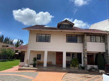 HERMOSA CASA EN VENTA, SECTOR RIO AMARILLO