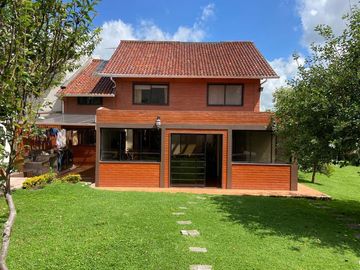 HERMOSA CASA EN VENTA, SECTOR RIO AMARILLO