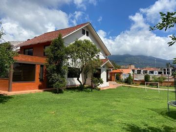 HERMOSA CASA EN VENTA, SECTOR RIO AMARILLO