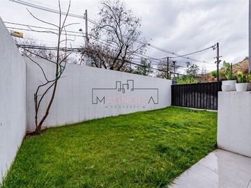 Casa en Venta en Entre Av. Las Condes y Paul Harris