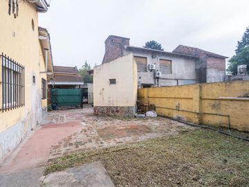 Venta Casa cuatro ambientes Cañuelas. Lote propio con Pileta y  Cochera