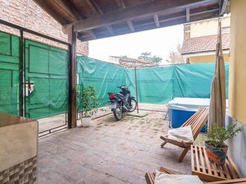Venta Casa cuatro ambientes Cañuelas. Lote propio con Pileta y  Cochera