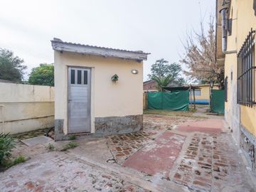 Venta Casa cuatro ambientes Cañuelas. Lote propio con Pileta y  Cochera