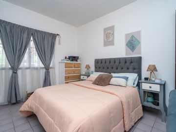 Venta Casa cuatro ambientes Cañuelas. Lote propio con Pileta y  Cochera