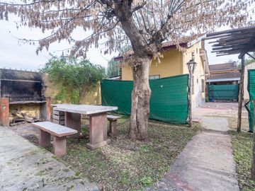 Venta Casa cuatro ambientes Cañuelas. Lote propio con Pileta y  Cochera