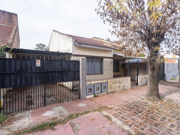 Venta Casa cuatro ambientes Cañuelas. Lote propio con Pileta y  Cochera