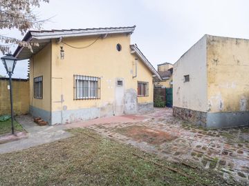 Venta Casa cuatro ambientes Cañuelas. Lote propio con Pileta y  Cochera