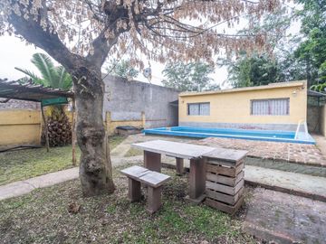 Venta Casa cuatro ambientes Cañuelas. Lote propio con Pileta y  Cochera