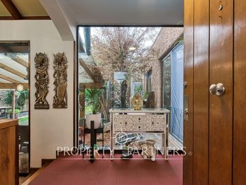 Hermosa propiedad de un piso en condominio con gran conectividad en La Reina!