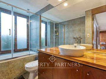 Hermosa propiedad de un piso en condominio con gran conectividad en La Reina!