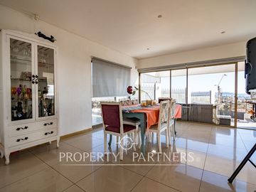 Gran casa estilo mediterránea en San Joaquin con preciosa vista
