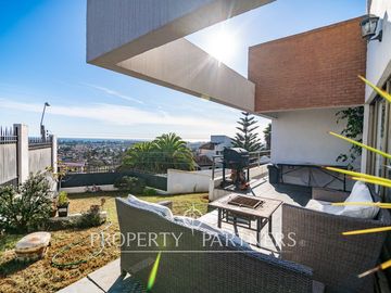 Gran casa estilo mediterránea en San Joaquin con preciosa vista