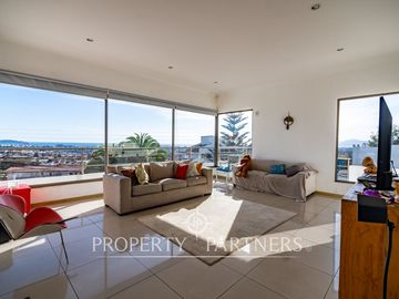 Gran casa estilo mediterránea en San Joaquin con preciosa vista