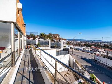 Gran casa estilo mediterránea en San Joaquin con preciosa vista