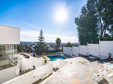 Gran casa estilo mediterránea en San Joaquin con preciosa vista