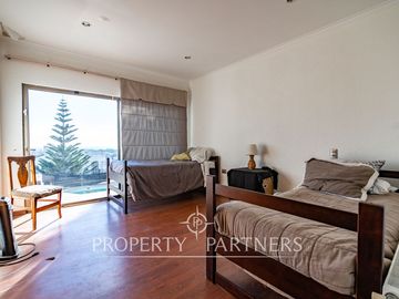 Gran casa estilo mediterránea en San Joaquin con preciosa vista