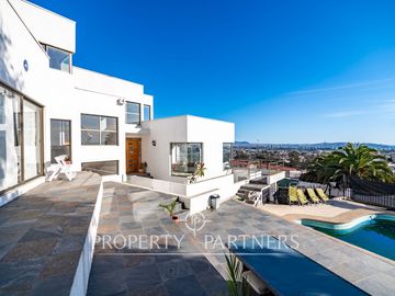 Gran casa estilo mediterránea en San Joaquin con preciosa vista