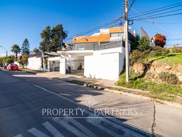 Gran casa estilo mediterránea en San Joaquin con preciosa vista