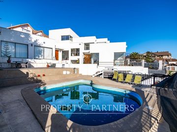 Gran casa estilo mediterránea en San Joaquin con preciosa vista