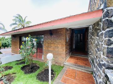 Casa Sola en Lomas de Cortes, Cuernavaca, Morelos CAEN-1051-Cs