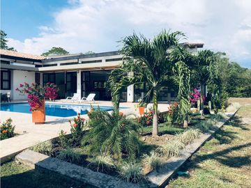 Casa campestre en venta Santa Fe de Antioquia - Antioquia (JS)