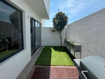 Casa nueva en venta  por Vialidad López Portillo, fraccionamiento residencial cerca del aeropuerto de Toluca, parque Toluca 2000 y Plaza Santin.