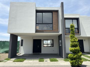Casa nueva venta dentro de fraccionamiento residencial por Vialidad López Portillo y Aeropuerto de Toluca