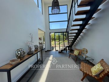 Casa nueva colindante a plaza en las Brisas de Santo Domingo