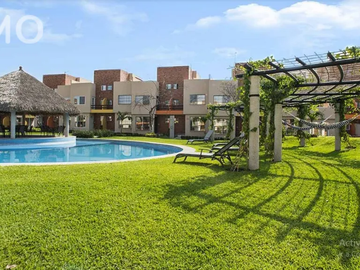 Casa en Venta con Alberca y Seguridad en Condominio en Tezoyuca Morelos