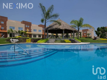 Casa en Venta con Alberca y Seguridad en Condominio en Tezoyuca Morelos