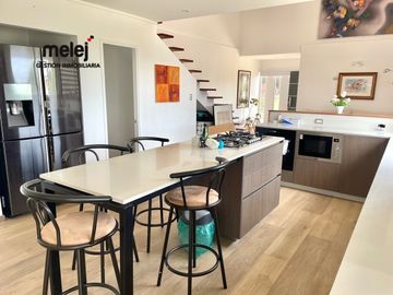 Vende 2 amplias casas en Condominio cerrado, Mantagua