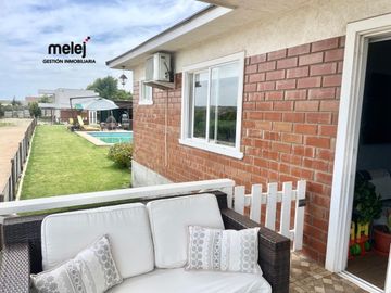 Vende 2 amplias casas en Condominio cerrado, Mantagua