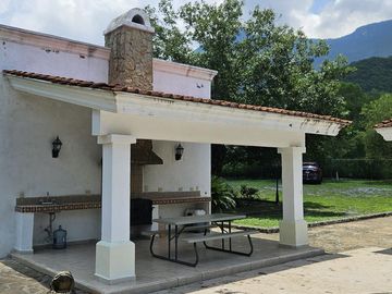 HERMOSA QUINTA EN LAS MARGARITAS SANTIAGO NUEVO LEON ENTRE EL CERCADO Y ALLENDE