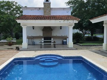 HERMOSA QUINTA EN LAS MARGARITAS SANTIAGO NUEVO LEON ENTRE EL CERCADO Y ALLENDE