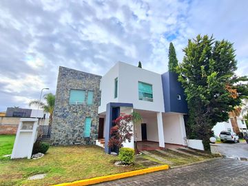 Venta de Casa en Bosques de Morillotla de 343m2 de terreno!