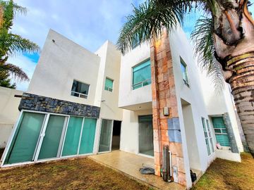 Venta de Casa en Bosques de Morillotla de 343m2 de terreno!