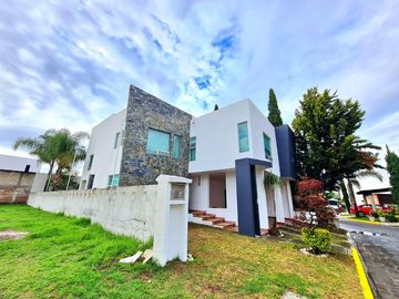 Venta de Casa en Bosques de Morillotla de 343m2 de terreno!