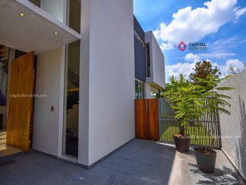 Casa de Lujo en Venta en Bosque de Los Lagos Zona Andares